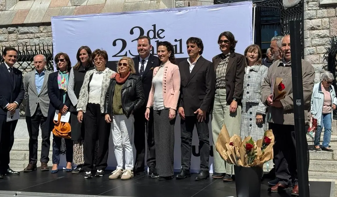 Lectura colectiva de la Leyenda de San Jorge en la que ha participado la concejala de Cultura del Ayuntamiento de León, Elena Aguado.