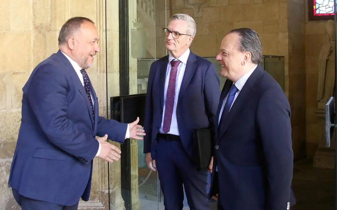 El presidente del Consejo de Cuentas de Castilla y León, Mario Amilivia González, acompañado de Luis Gracia Romero, titular de la Autoridad Independiente en materia de corrupción de Castilla y León (AICCYL), y el presidente de la Diputación Provincial de León, Gerardo Álvarez Courel. Fotos: Peio García