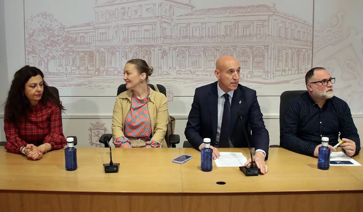 El alcalde de León, José Antonio Diez, la concejala de turismo, Mercedes Escudero y el presidente la Asociación Hostelería de León, Óscar García, presentan las actividades del Certamen de la Trucha