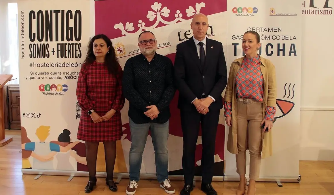 El alcalde de León, José Antonio Diez, la concejala de turismo, Mercedes Escudero y el presidente la Asociación Hostelería de León, Óscar García, presentan las actividades del Certamen de la Trucha