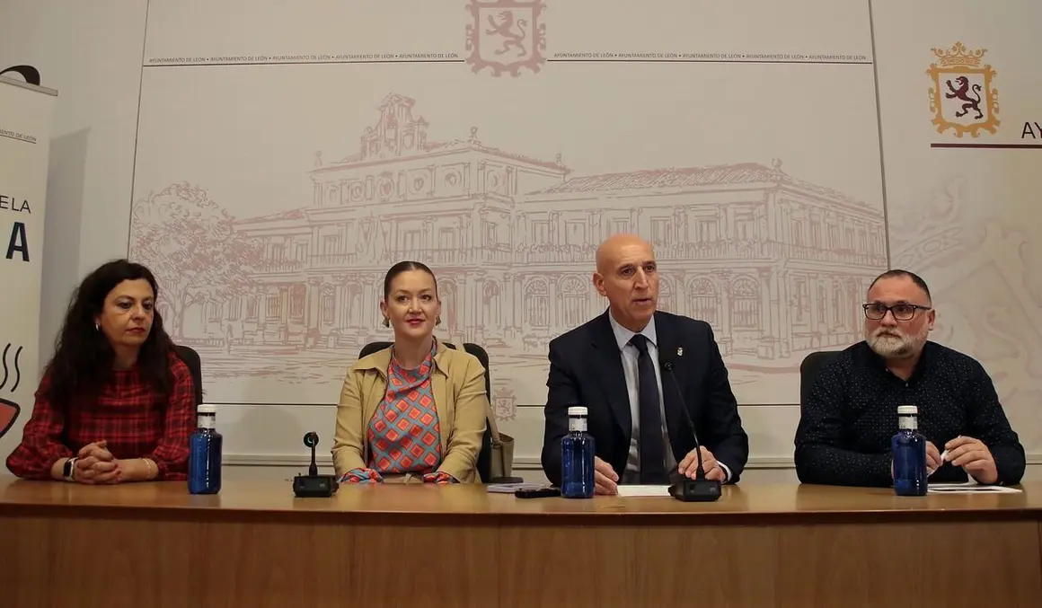 El alcalde de León, José Antonio Diez, la concejala de turismo, Mercedes Escudero y el presidente la Asociación Hostelería de León, Óscar García, presentan las actividades del Certamen de la Trucha