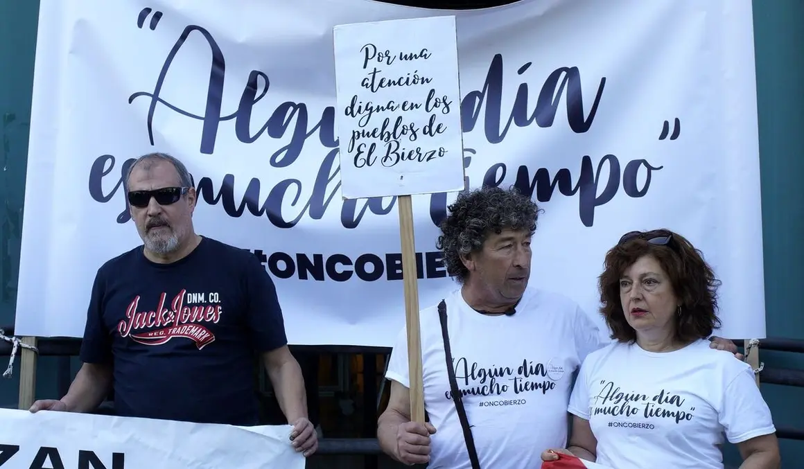 Concentración de la plataforma Oncobierzo bajo el lema #PorUnaSanidadDigna ante las dependencias de la Junta de Castilla y León en Ponferrada.