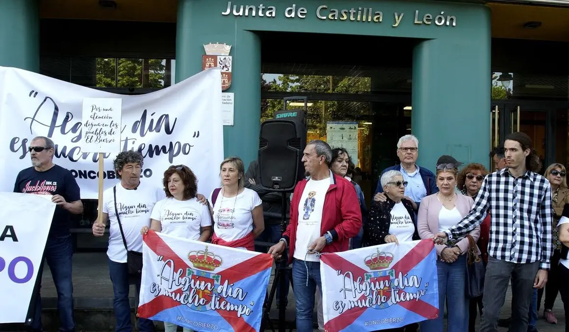 Concentración de la plataforma Oncobierzo bajo el lema #PorUnaSanidadDigna ante las dependencias de la Junta de Castilla y León en Ponferrada