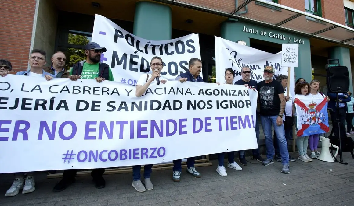 Concentración de la plataforma Oncobierzo bajo el lema #PorUnaSanidadDigna ante las dependencias de la Junta de Castilla y León en Ponferrada