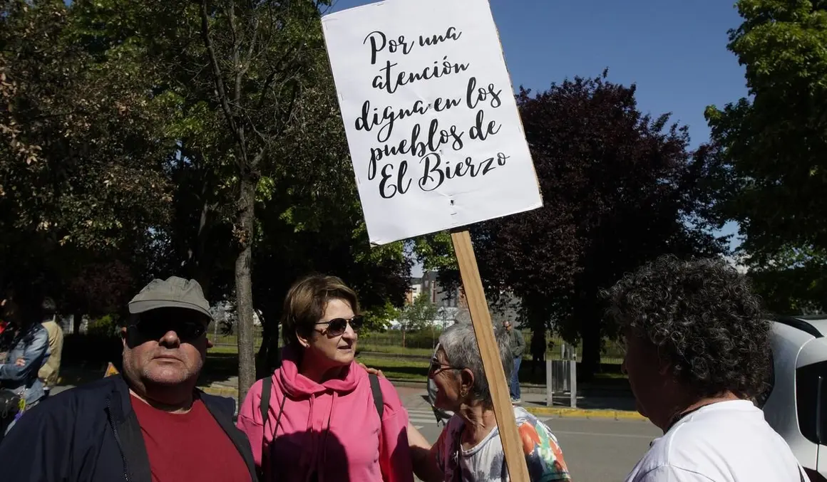 Concentración de la plataforma Oncobierzo bajo el lema #PorUnaSanidadDigna ante las dependencias de la Junta de Castilla y León en Ponferrada