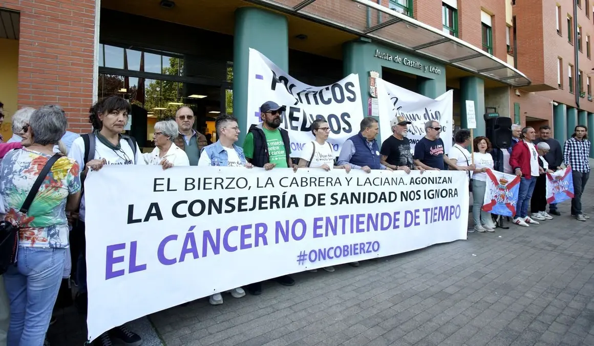 Concentración de la plataforma Oncobierzo bajo el lema #PorUnaSanidadDigna ante las dependencias de la Junta de Castilla y León en Ponferrada
