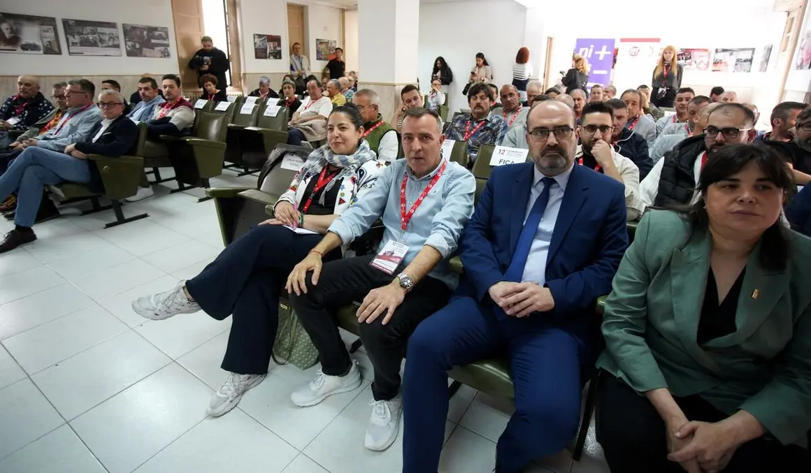 El secretario general de UGT Bierzo, Omar Rodríguez (D), junto al secretario de Organización de UGT Castilla y León, José Carlos Pajares (I), durante su comparecencia previa al inicio del XII Congreso del sindicato en el Bierzo donde se elegirá al secretario comarcal. Fotos: César Sánchez.