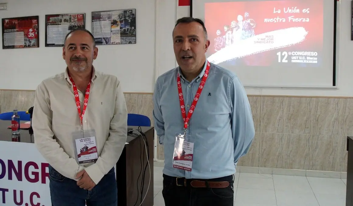 El secretario general de UGT Bierzo, Omar Rodríguez (D), junto al secretario de Organización de UGT Castilla y León, José Carlos Pajares (I), durante su comparecencia previa al inicio del XII Congreso del sindicato en el Bierzo donde se elegirá al secretario comarcal. Fotos: César Sánchez.