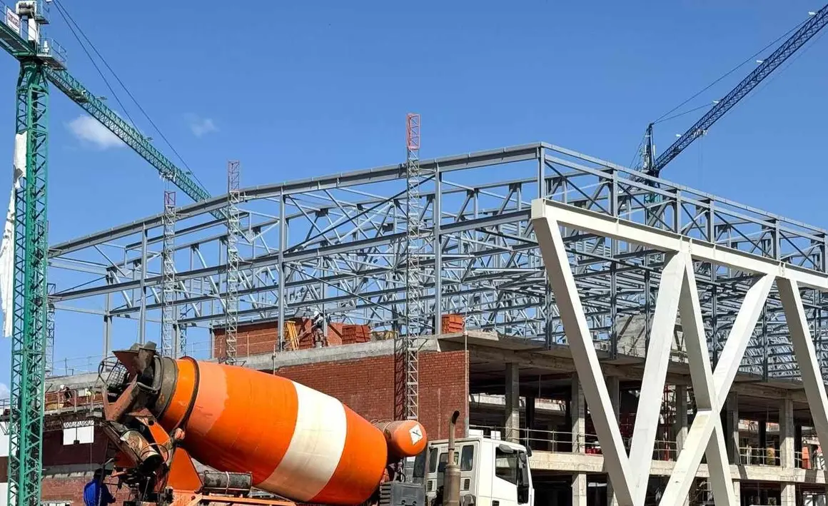 La construcción del nuevo centro en el campus de la ULE, con un presupuesto de 16,5 millones de euros, avanza a buen ritmo y se espera que esté finalizada a finales de 2025, ofreciendo un moderno espacio multifuncional para toda la comunidad universitaria. Fotos: Silvia García
