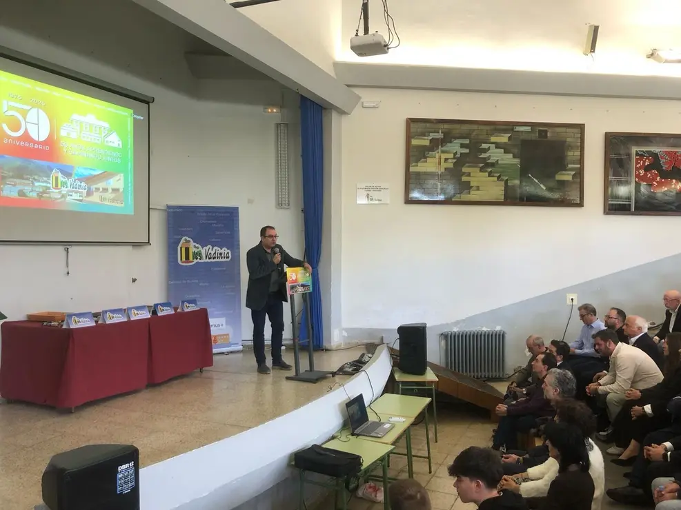 Nicanor Sen reafirma en el 50 aniversario del IES Vadinia de Cistierna el compromiso del Gobierno con la educación en las zonas rurales.