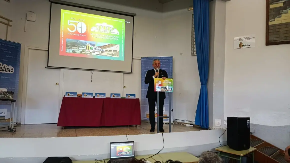 Nicanor Sen reafirma en el 50 aniversario del IES Vadinia de Cistierna el compromiso del Gobierno con la educación en las zonas rurales.