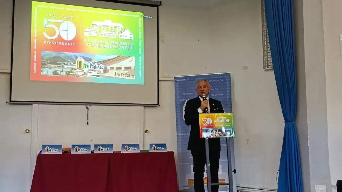 Nicanor Sen reafirma en el 50 aniversario del IES Vadinia de Cistierna el compromiso del Gobierno con la educación en las zonas rurales.