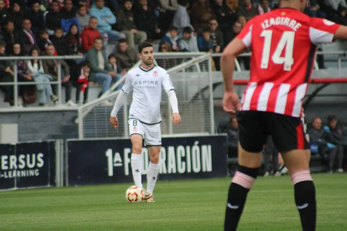 El equipo de Llona, que por momentos brilló a gran nivel, termina encajando una dura derrota ante el Bilbao Athletic en un encuentro de máxima intensidad.