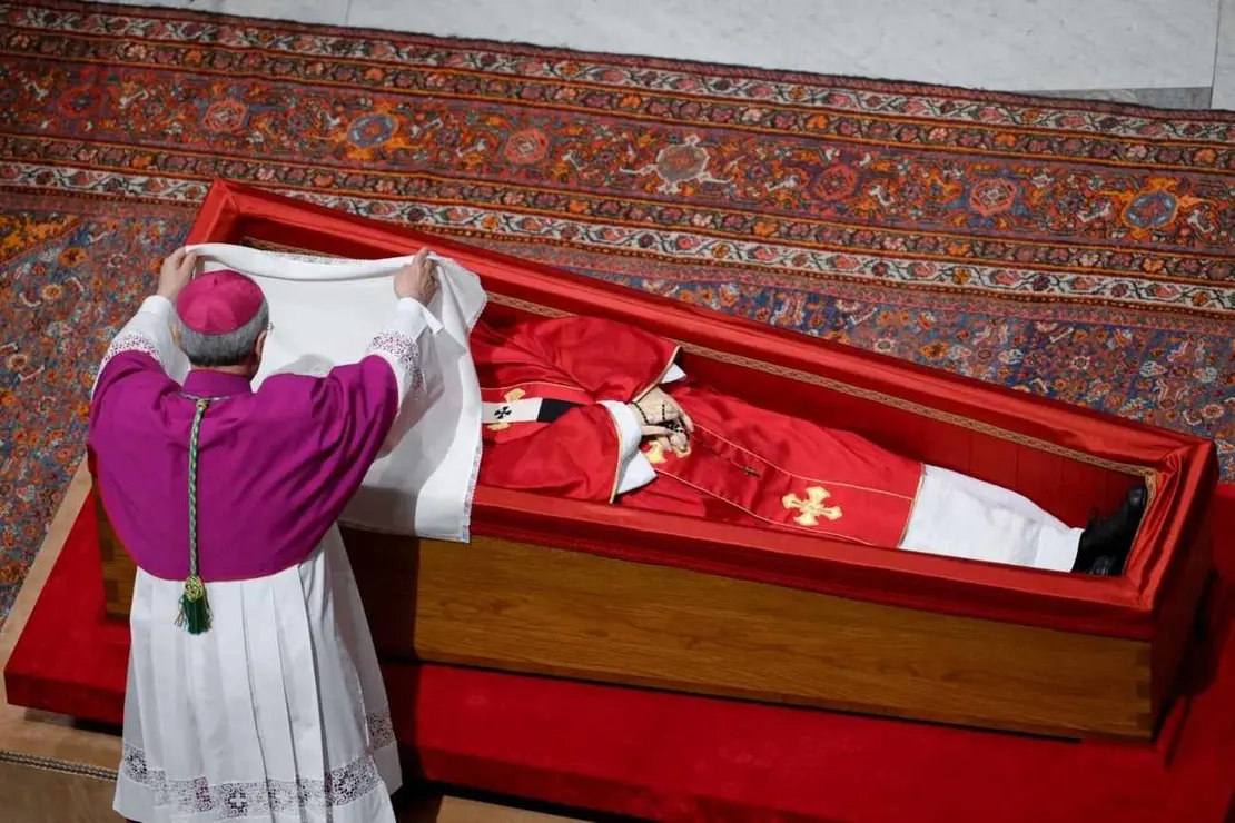 El pontífice fue enterrado tras un multitudinario funeral en San Pedro ante 250.000 personas. Así se cerró su ataúd.