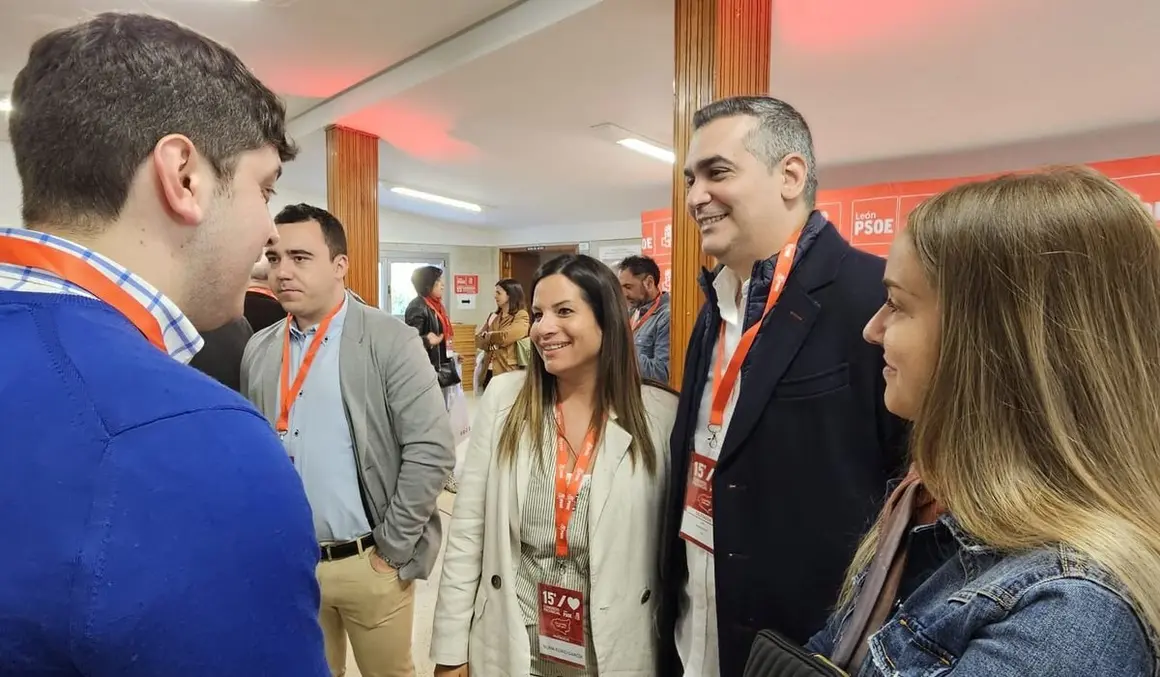 Llegada de los delegados y resto de asistentes al 15° Congreso Provincial del PSOE de León.4