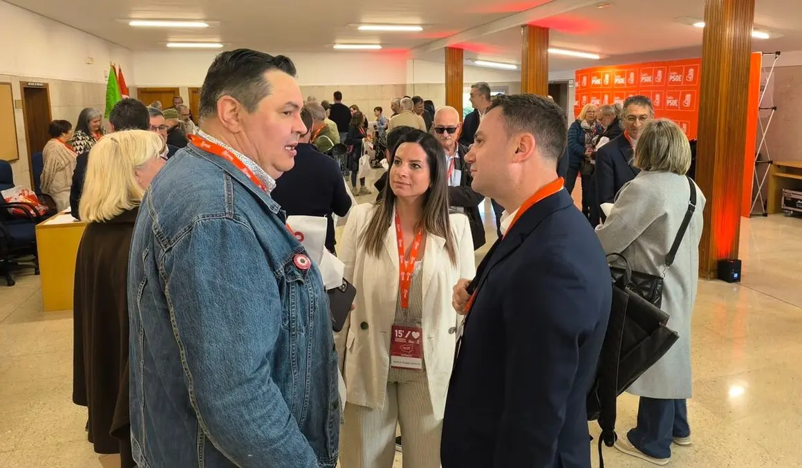 Llegada de los delegados y resto de asistentes al 15° Congreso Provincial del PSOE de León.