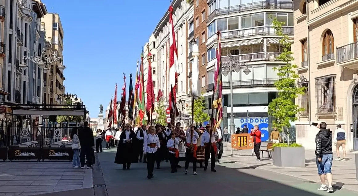 Los pendones de León se preparan para la ceremonia de las Cabezadas.