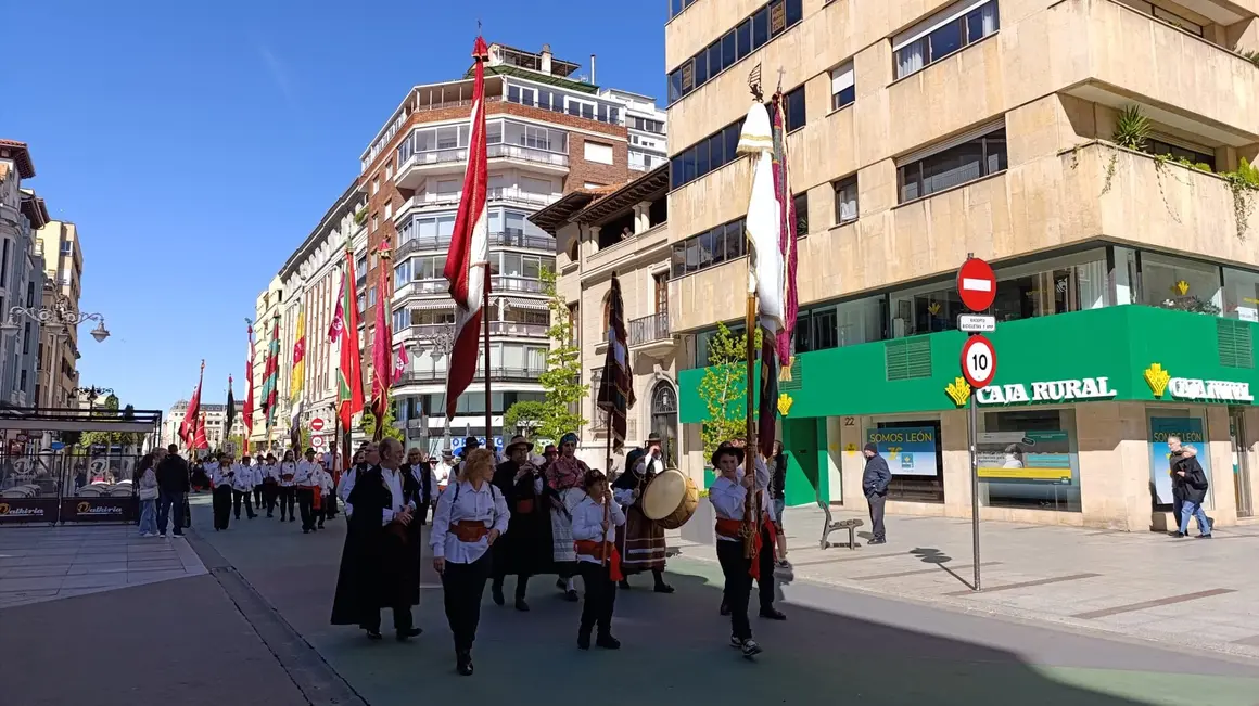 Los pendones de León se preparan para la ceremonia de las Cabezadas.