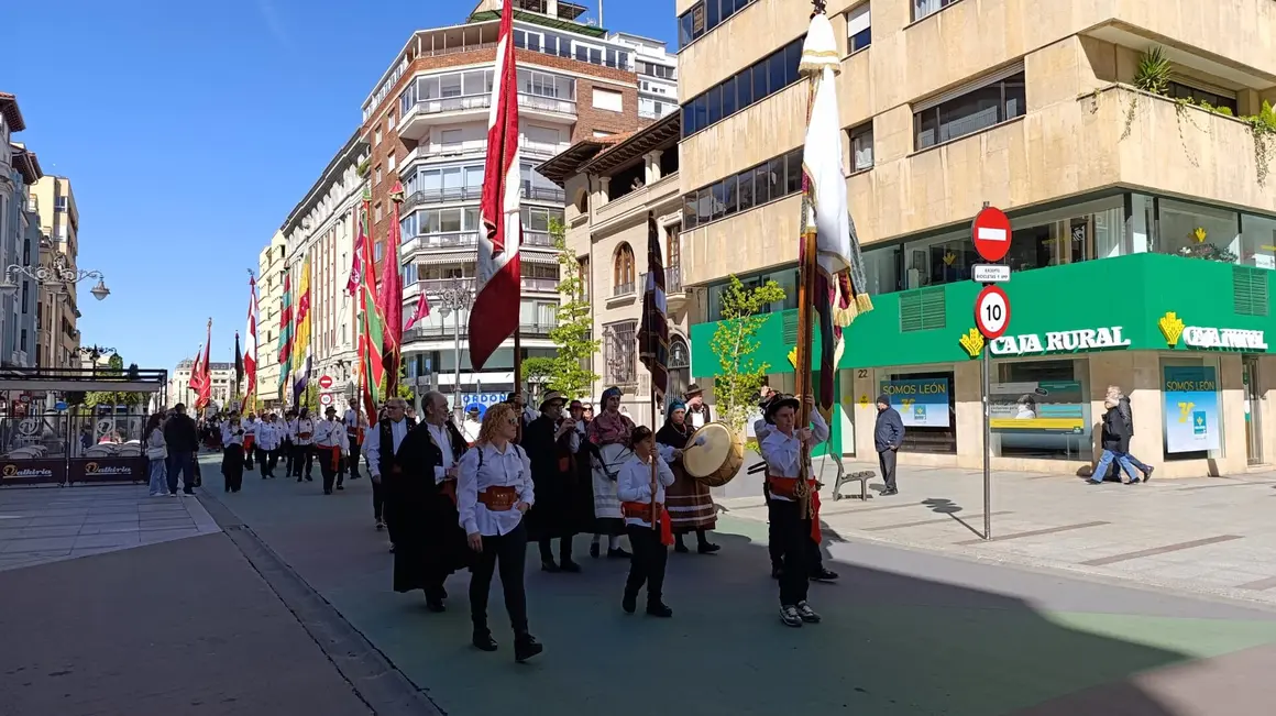 Los pendones de León se preparan para la ceremonia de las Cabezadas.