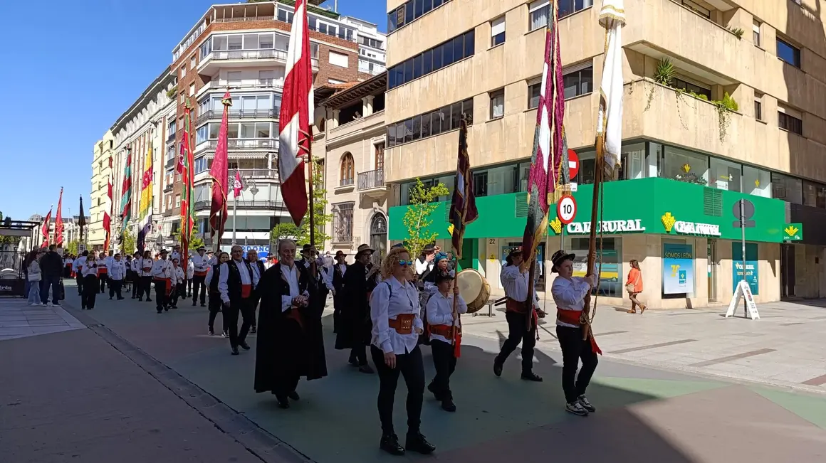 Los pendones de León se preparan para la ceremonia de las Cabezadas.
