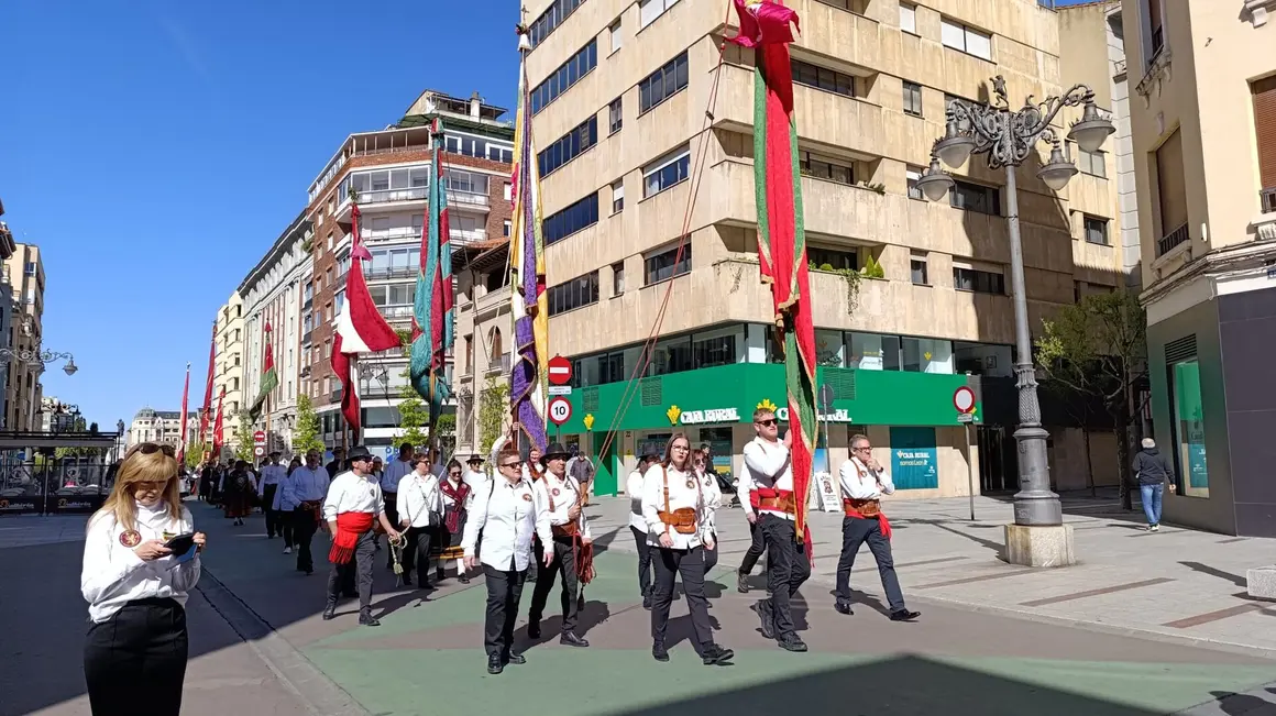 Los pendones de León se preparan para la ceremonia de las Cabezadas.