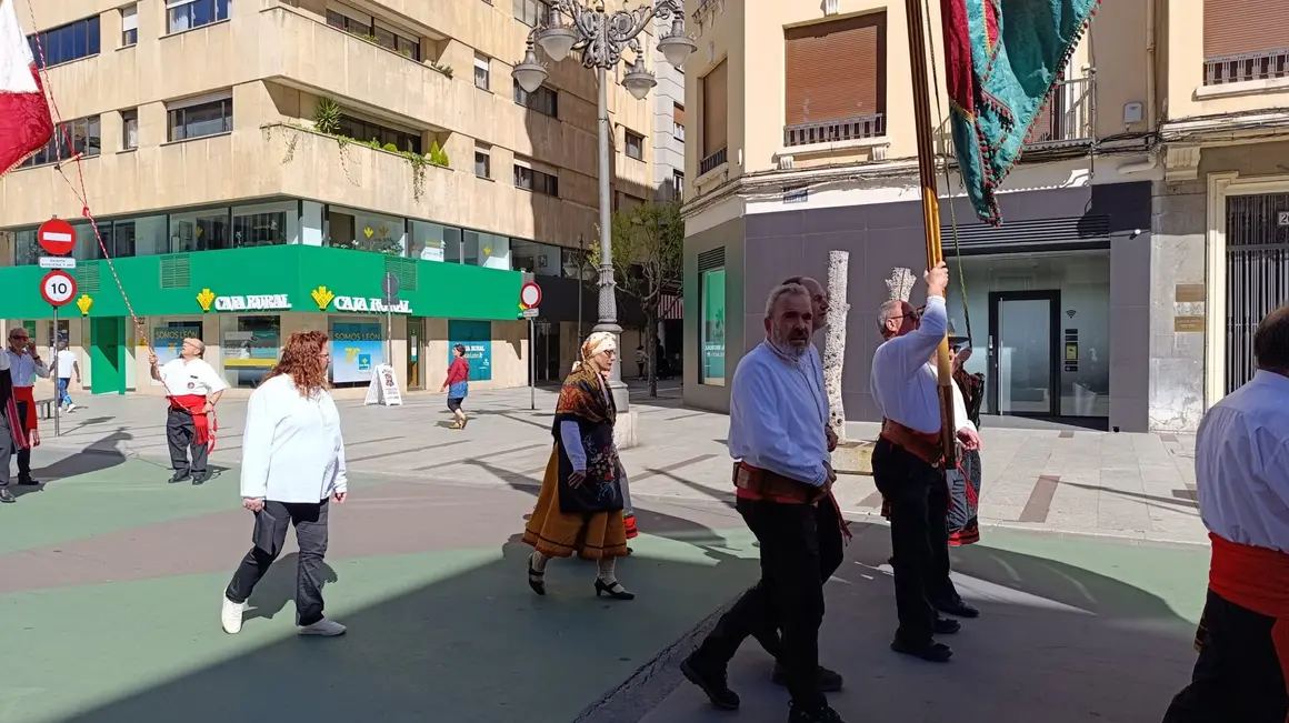 Los pendones de León se preparan para la ceremonia de las Cabezadas.