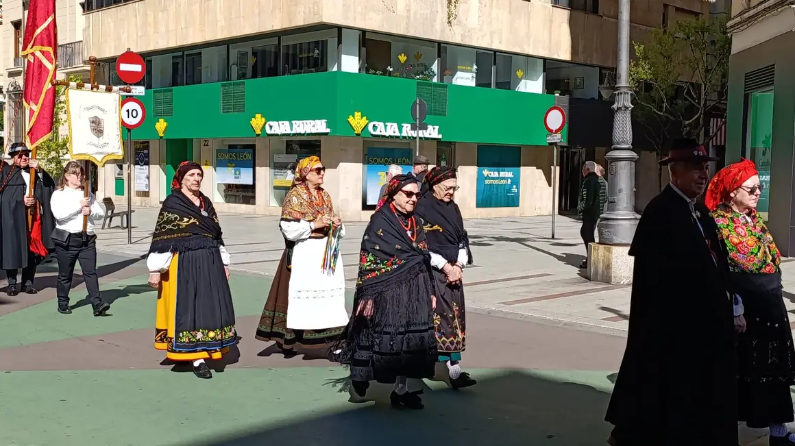 Los pendones de León se preparan para la ceremonia de las Cabezadas.