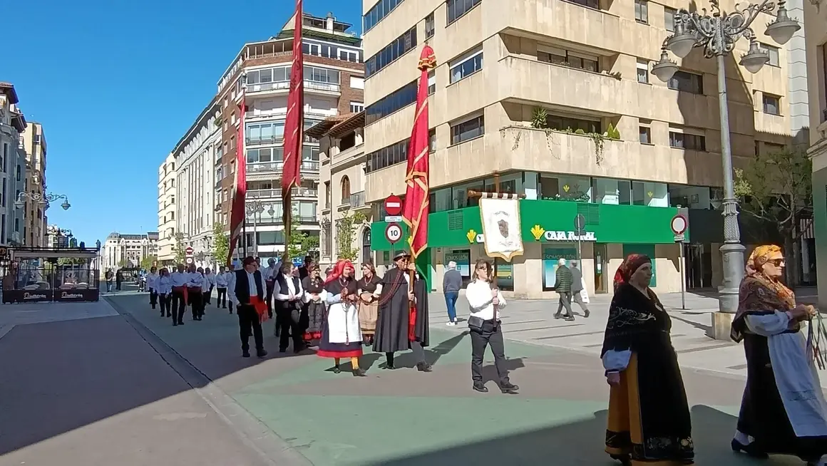 Los pendones de León se preparan para la ceremonia de las Cabezadas.