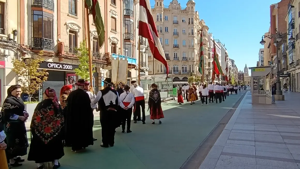Los pendones de León se preparan para la ceremonia de las Cabezadas.