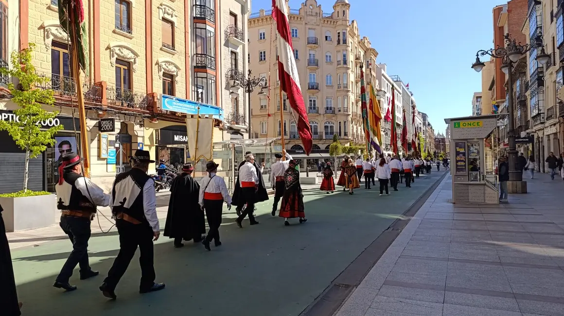 Los pendones de León se preparan para la ceremonia de las Cabezadas.