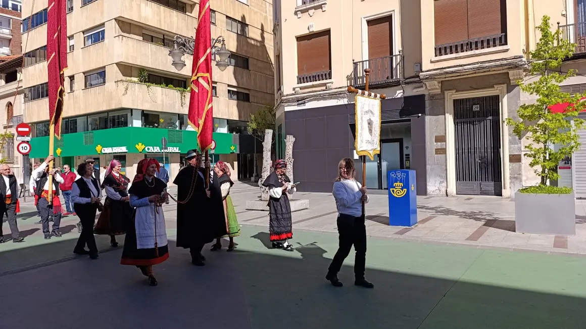 Los pendones de León se preparan para la ceremonia de las Cabezadas.