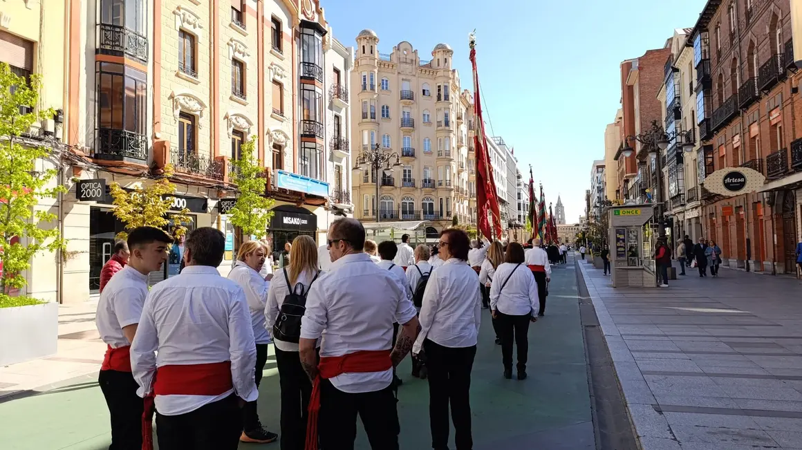 Los pendones de León se preparan para la ceremonia de las Cabezadas.