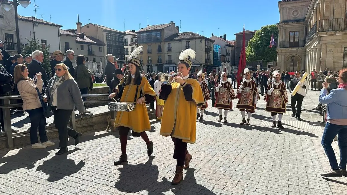 La agrupación municipal del Ayuntamiento de León parte desde la plaza de San Marcelo hacia San Isidoro, donde tiene lugar la ceremonia de las Cabezadas.3