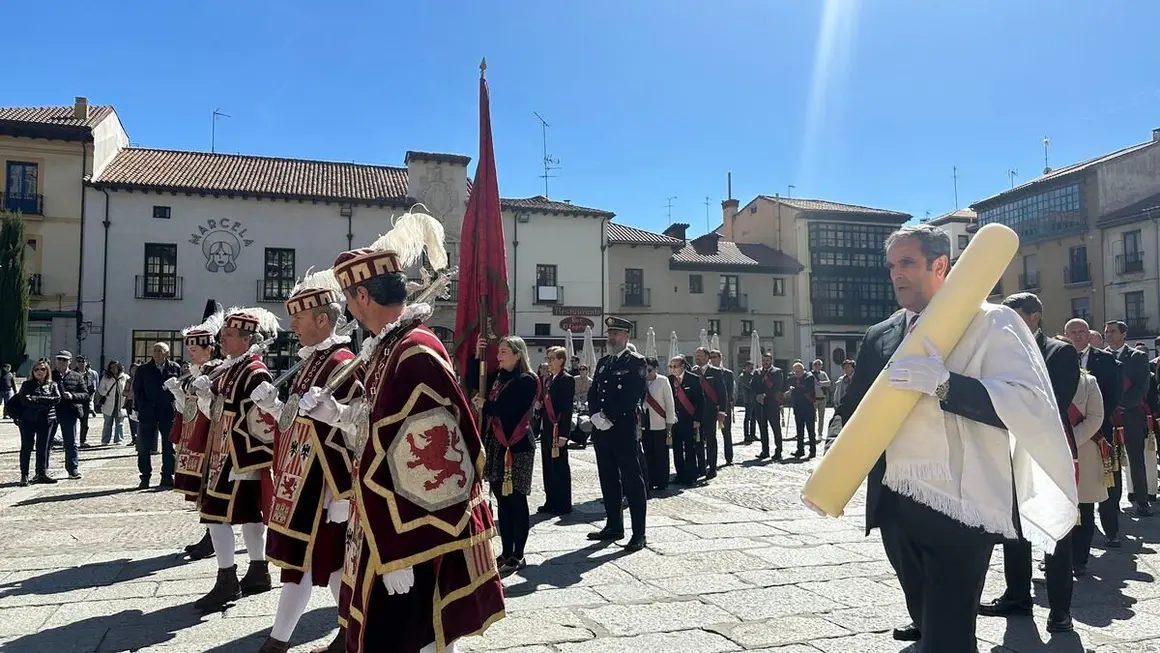 La agrupación municipal del Ayuntamiento de León parte desde la plaza de San Marcelo hacia San Isidoro, donde tiene lugar la ceremonia de las Cabezadas.2