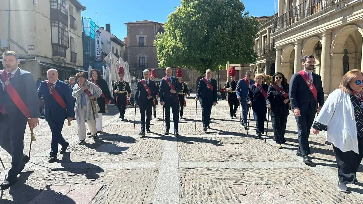 La agrupación municipal del Ayuntamiento de León parte desde la plaza de San Marcelo hacia San Isidoro, donde tiene lugar la ceremonia de las Cabezadas.