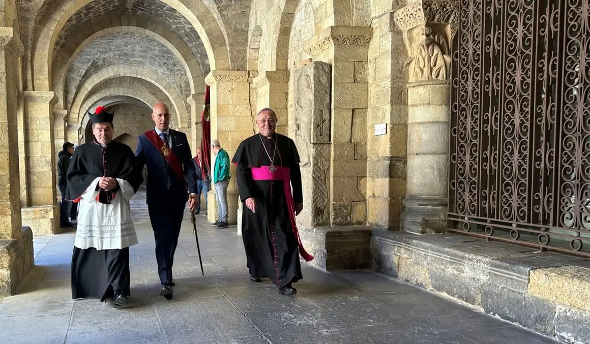 El abad isidoriano sale al encuentro del alcalde y se dirigen a la Basílica donde se enfrentarán el síndico municipal y el capitular isidoriano.3