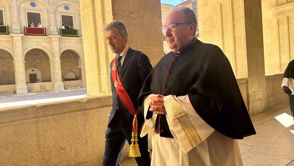 El abad isidoriano sale al encuentro del alcalde y se dirigen a la Basílica donde se enfrentarán el síndico municipal y el capitular isidoriano.2