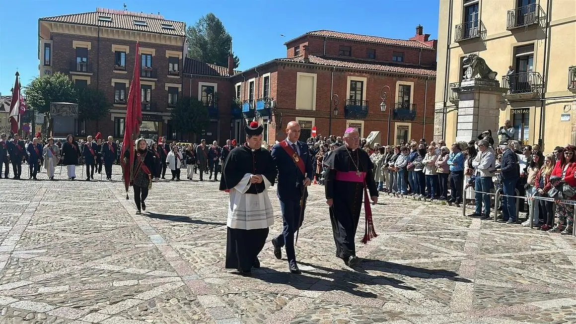 El abad isidoriano sale al encuentro del alcalde y se dirigen a la Basílica donde se enfrentarán el síndico municipal y el capitular isidoriano.