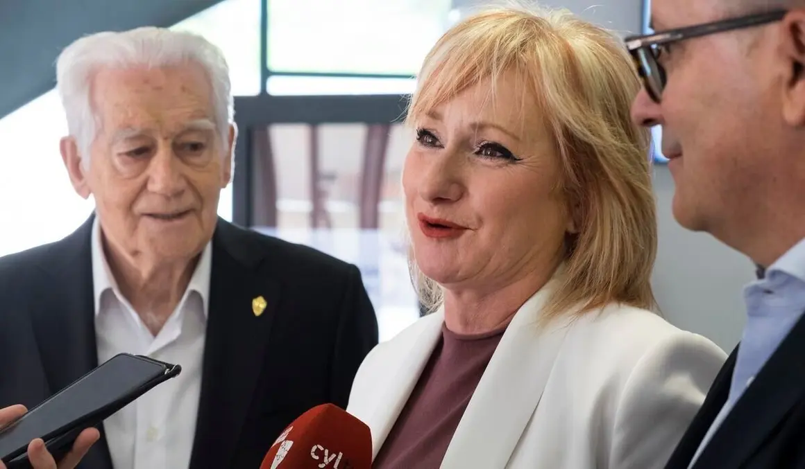 La consejera de Industria, Comercio y Empleo, Leticia García, asiste a la celebración del Día de Galicia en Castilla y León.