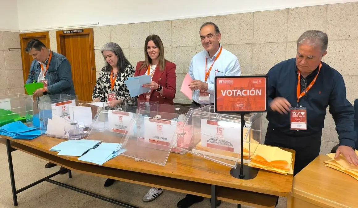Recuento de votos en el 15° Congreso Provincial del PSOE de León.