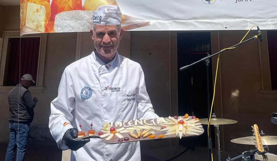 La cuarta edición de Iberqueso, el salón gastronómico de los quesos de España y Portugal, ha cerrado sus puertas con muy buen sabor de boca. La cita de productores queseros ha vuelto a dar sabor a un fin de semana de gran ambiente en Valencia de Don Juan.