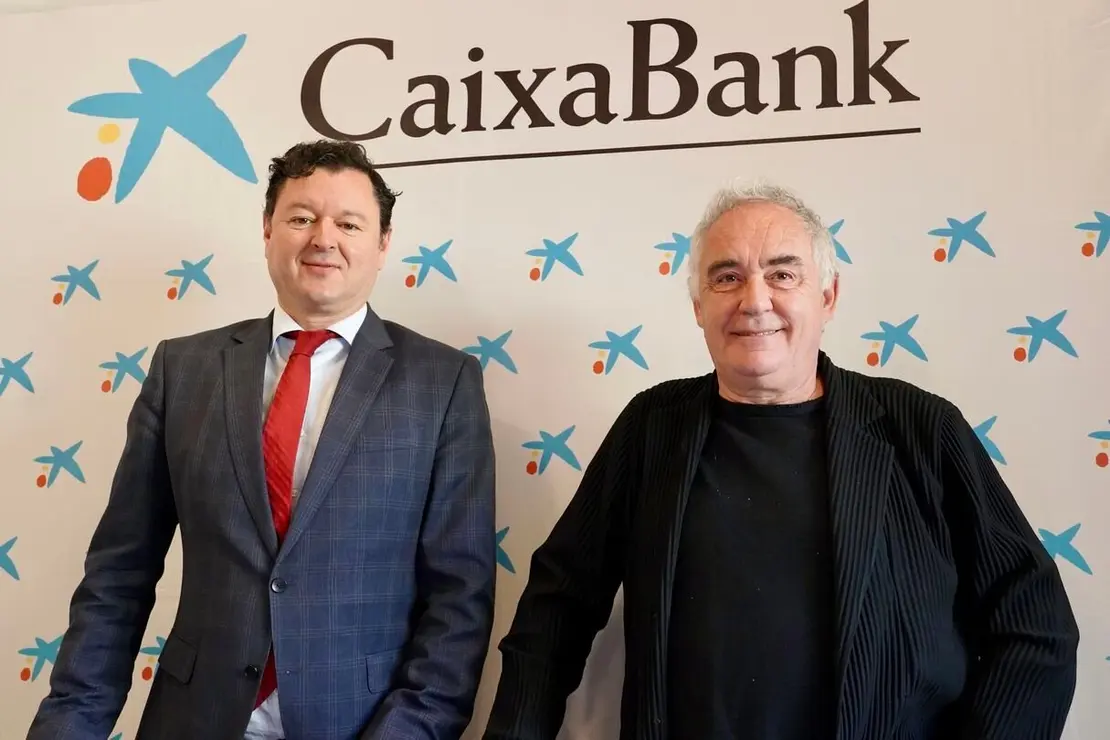 El presidente de ElBulliFoundation, Ferrán Adriá, y el director territorial de CaixaBank en Castilla y León, Gerardo Cuartero, presentan un curso de hostería y las actividades organizadas con motivo de la visita del cocinero a León. Foto: Campillo.