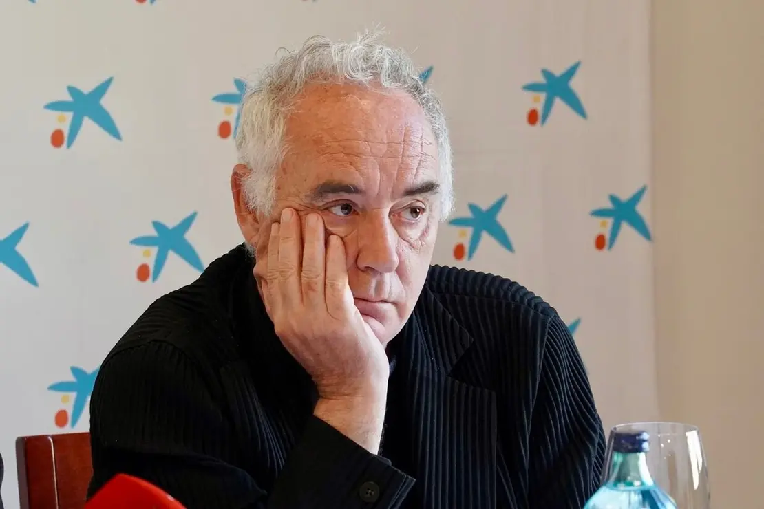 El presidente de ElBulliFoundation, Ferrán Adriá, y el director territorial de CaixaBank en Castilla y León, Gerardo Cuartero, presentan un curso de hostería y las actividades organizadas con motivo de la visita del cocinero a León