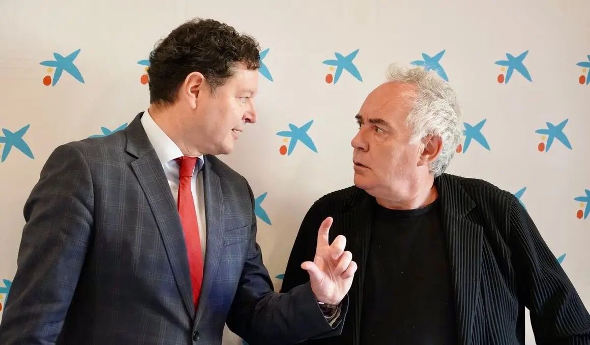 El presidente de ElBulliFoundation, Ferrán Adriá, y el director territorial de CaixaBank en Castilla y León, Gerardo Cuartero, presentan un curso de hostería y las actividades organizadas con motivo de la visita del cocinero a León