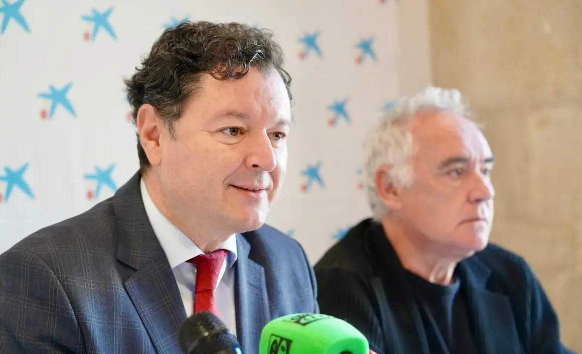 El presidente de ElBulliFoundation, Ferrán Adriá, y el director territorial de CaixaBank en Castilla y León, Gerardo Cuartero, presentan un curso de hostería y las actividades organizadas con motivo de la visita del cocinero a León