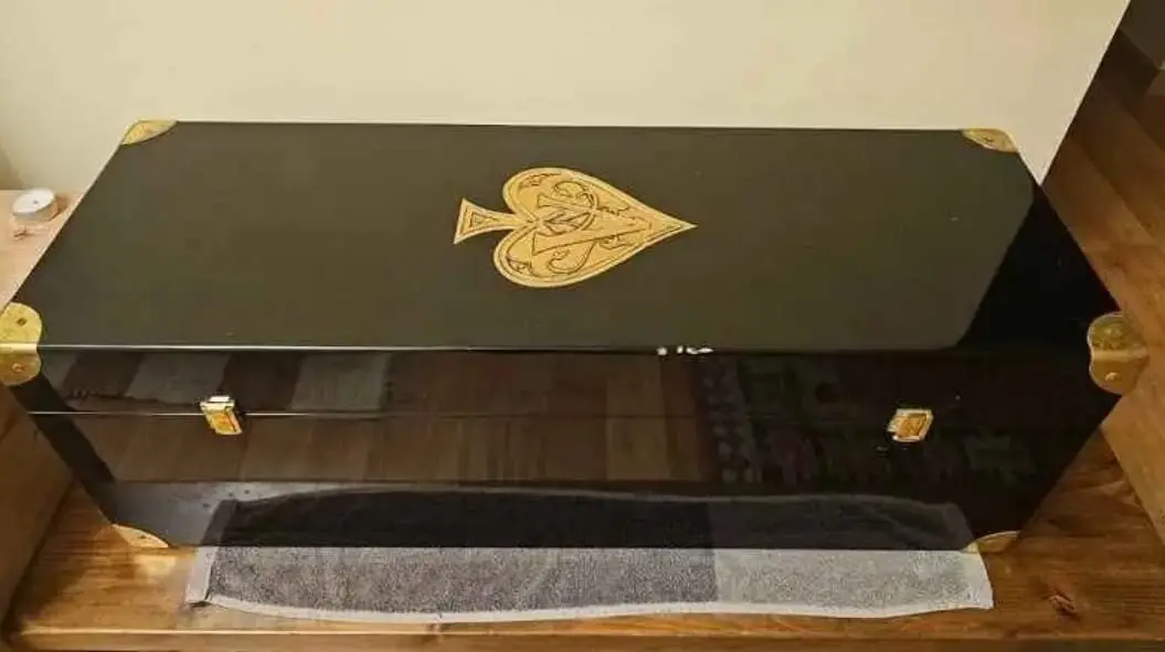 Sale a la venta en un León una exclusiva botella original de Armand de Brignac Gold Champagne Brut 12L Balthazar.