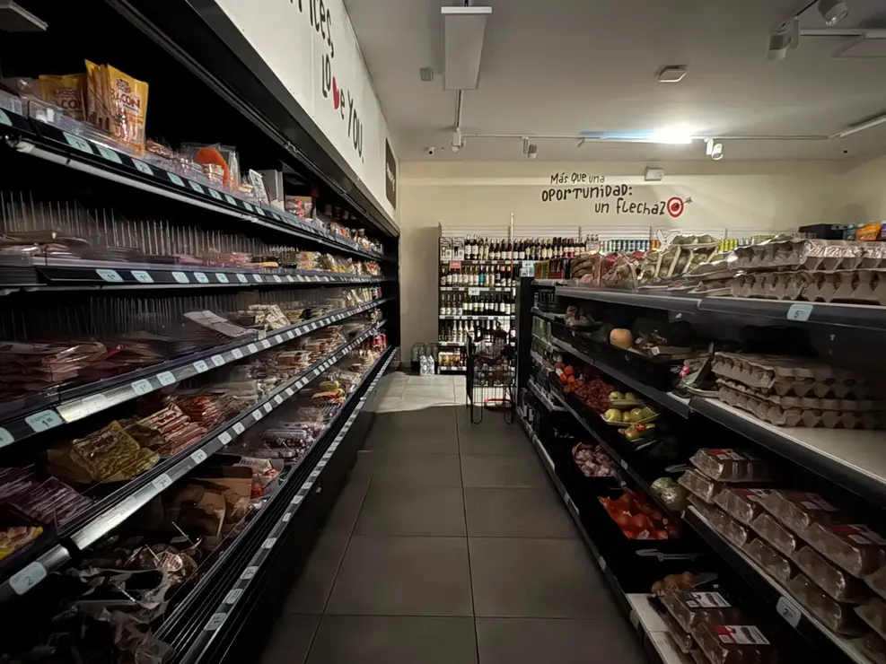 Un supermercado del centro de León, vacío tras el apagón.