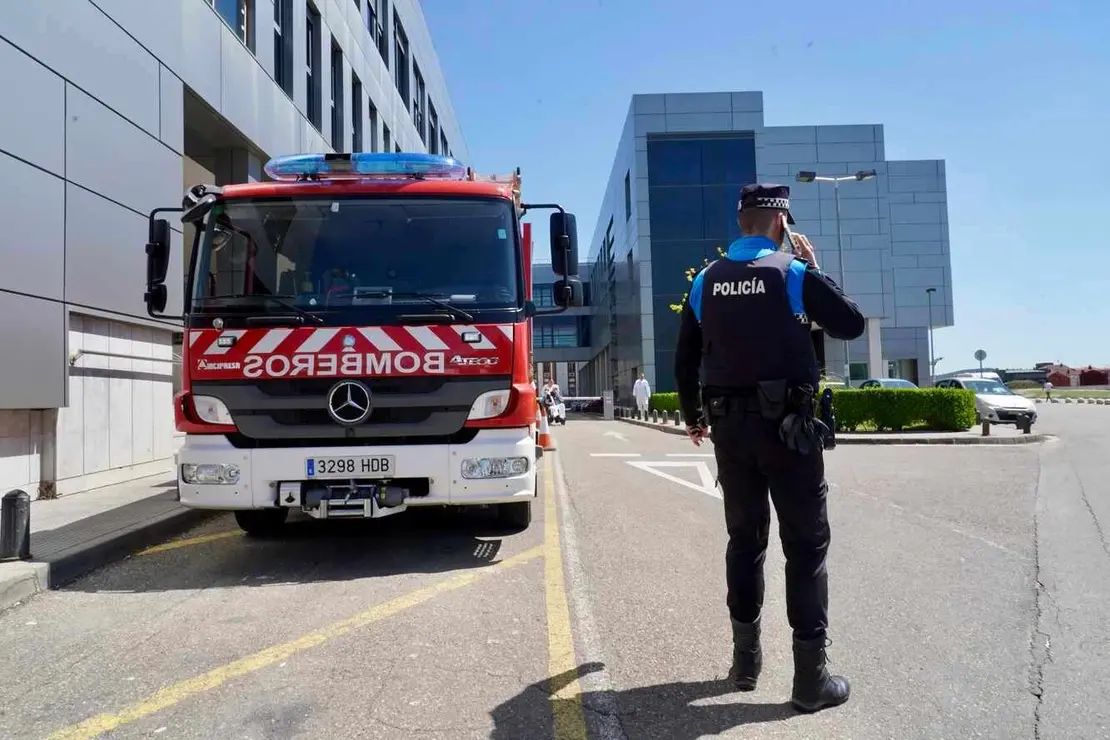 Efectivos de Bomberos y Policía Local en el Hospital de León por si fuera necesaria su intervención. Foto: Campillo