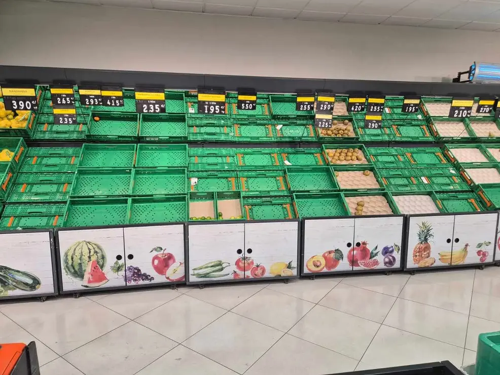Psicosis por almacenar agua, pan, fruta, conservas: los supermercados de León, arrasados.