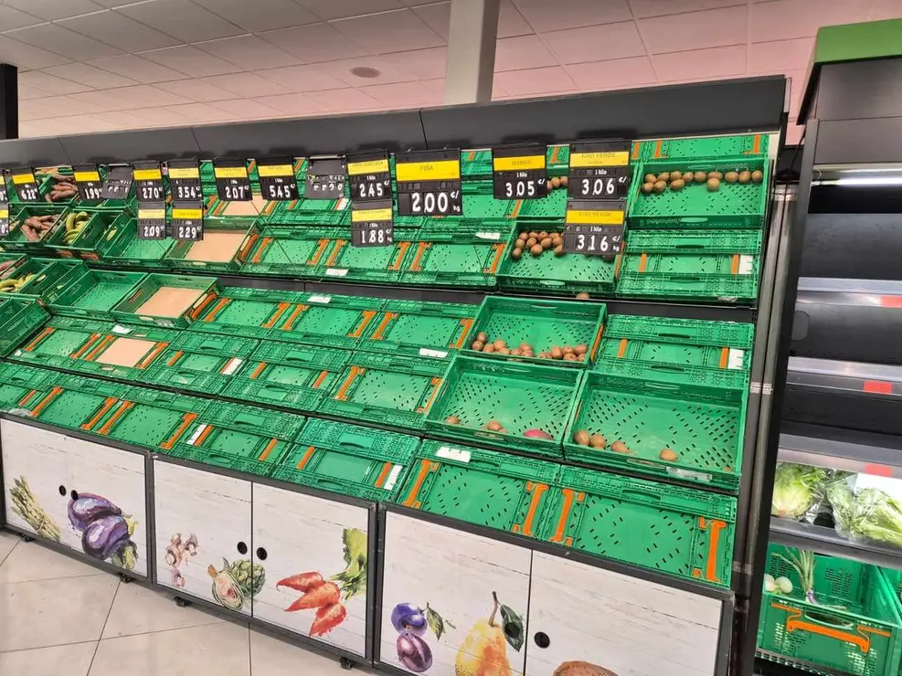 Psicosis por almacenar agua, pan, fruta, conservas: los supermercados de León, arrasados.